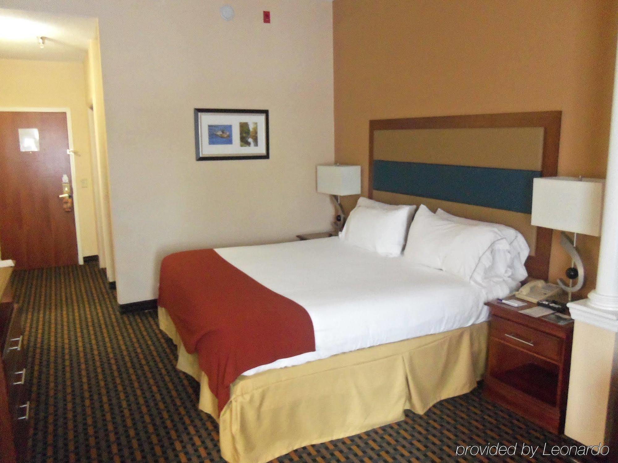 Holiday Inn Express Hotel & Suites Sanford By Ihg Exterior photo